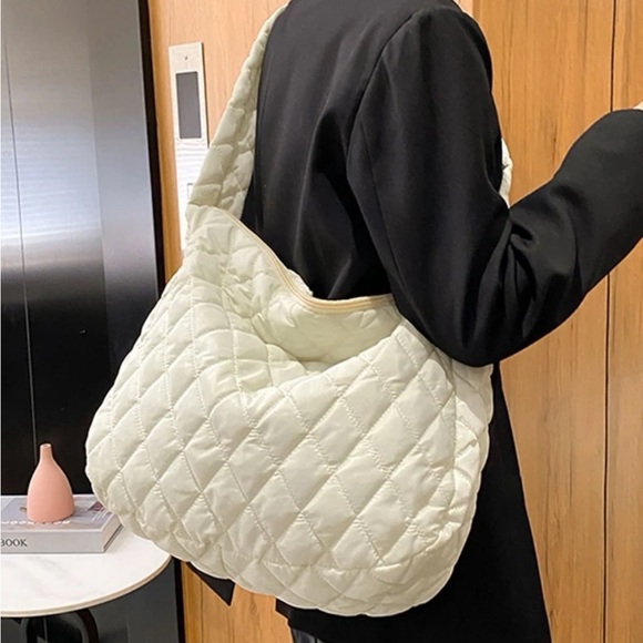 Lattice quilted shoulder bag. - Picture 3 of 3